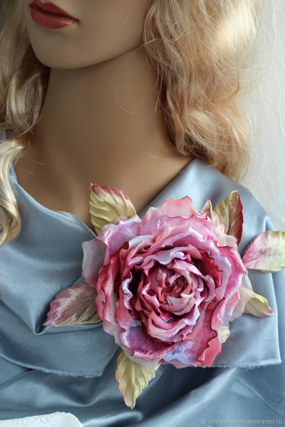 Роза из ткани на платье