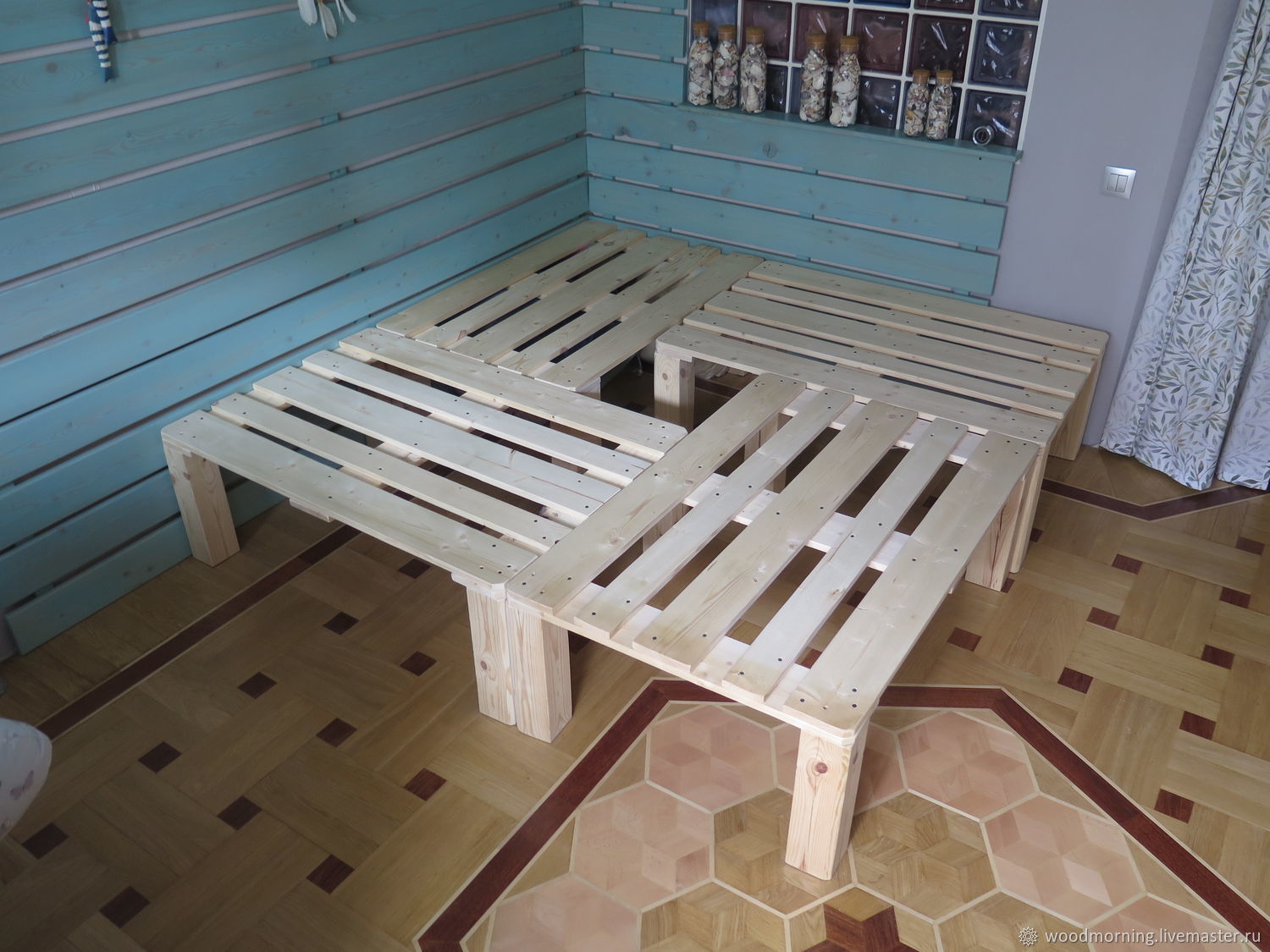 Кровать на деревянном подиуме