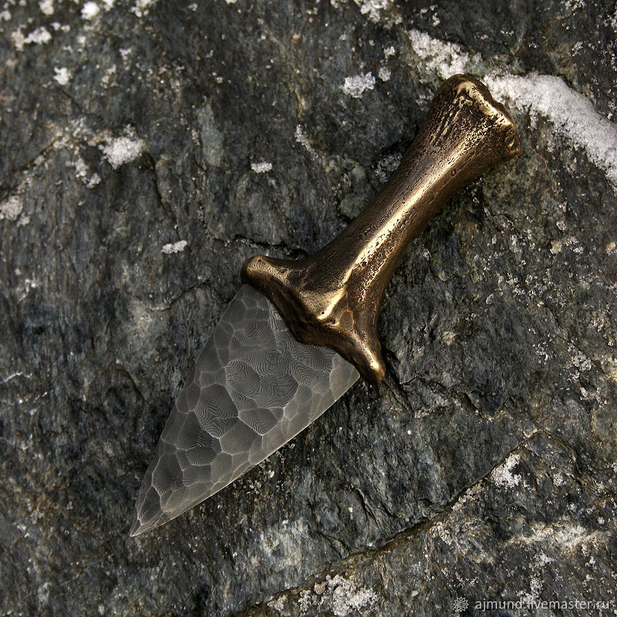 Серповидный каменный нож