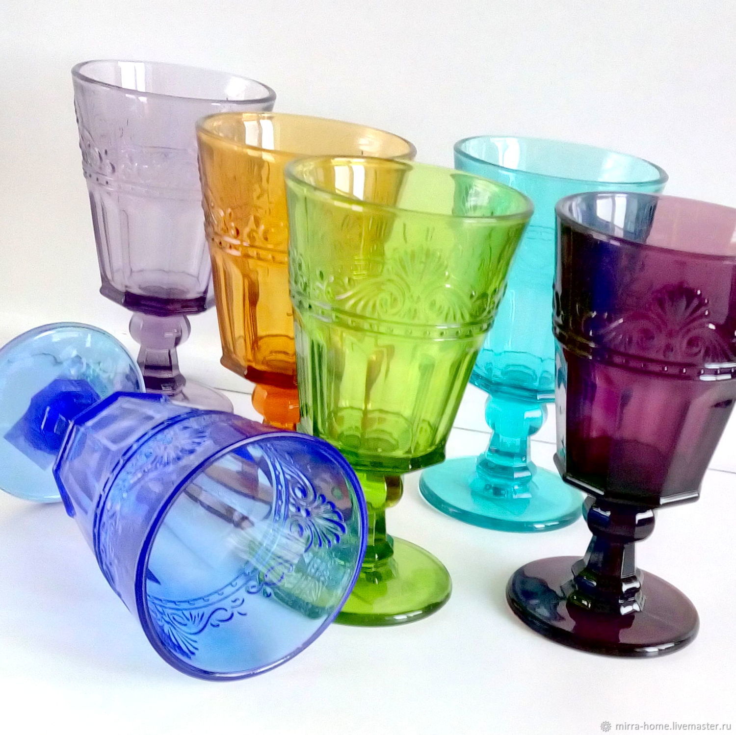 Купить посуду стекло недорого. Стаканы из цветного стекла. Бокалы стеклянные цветные. Разноцветные стеклянные стаканы. Посуда из цветного стекла.