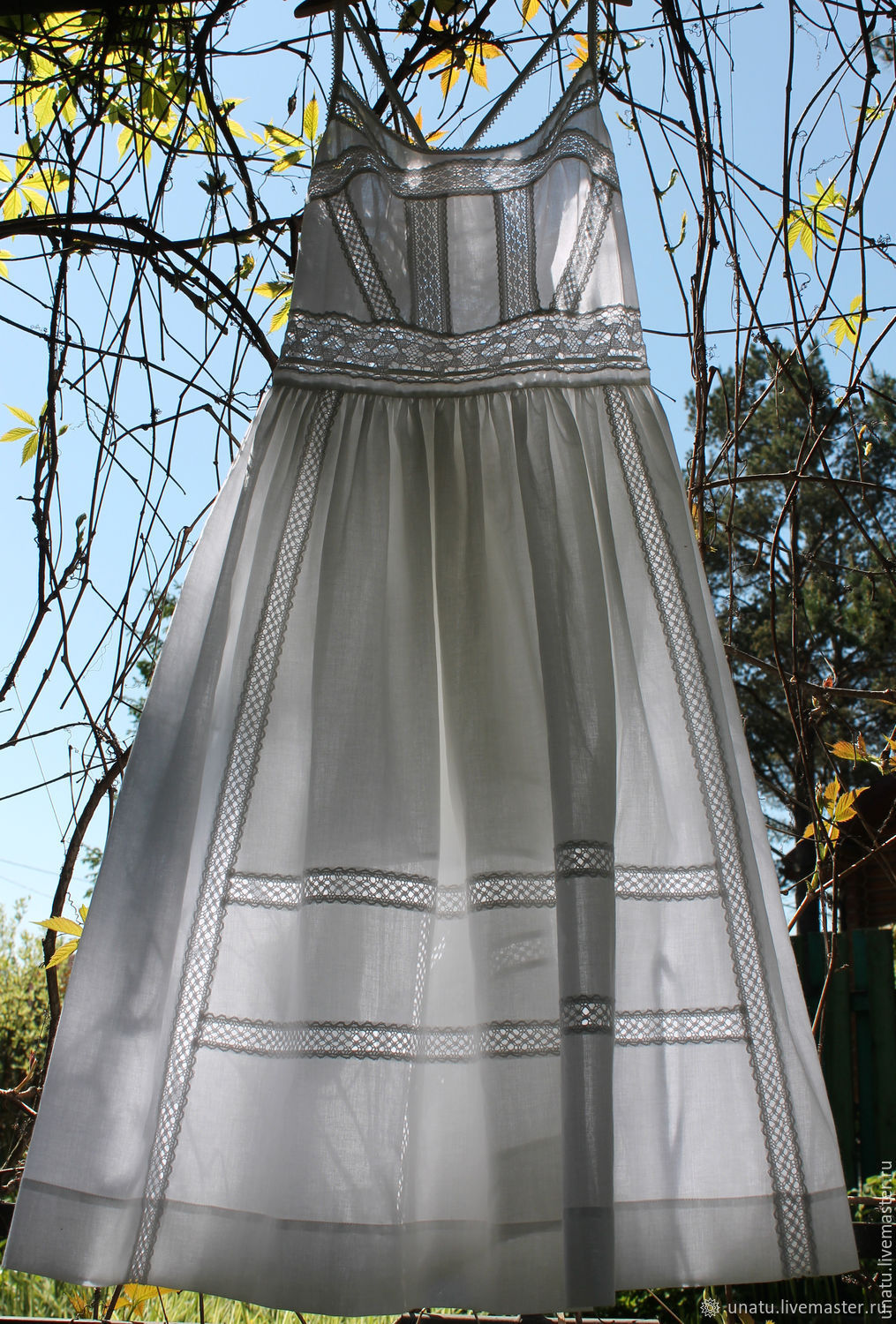 Платье из тонкого батиста
