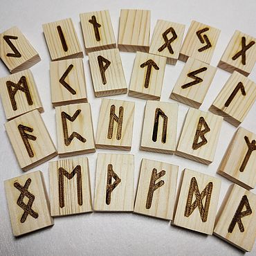 набор деревянных амулетов на столе