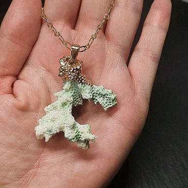 Украшения ручной работы. Ярмарка Мастеров - ручная работа Кулон коралл натуральный, подвеска с кораллом золотая. Handmade.