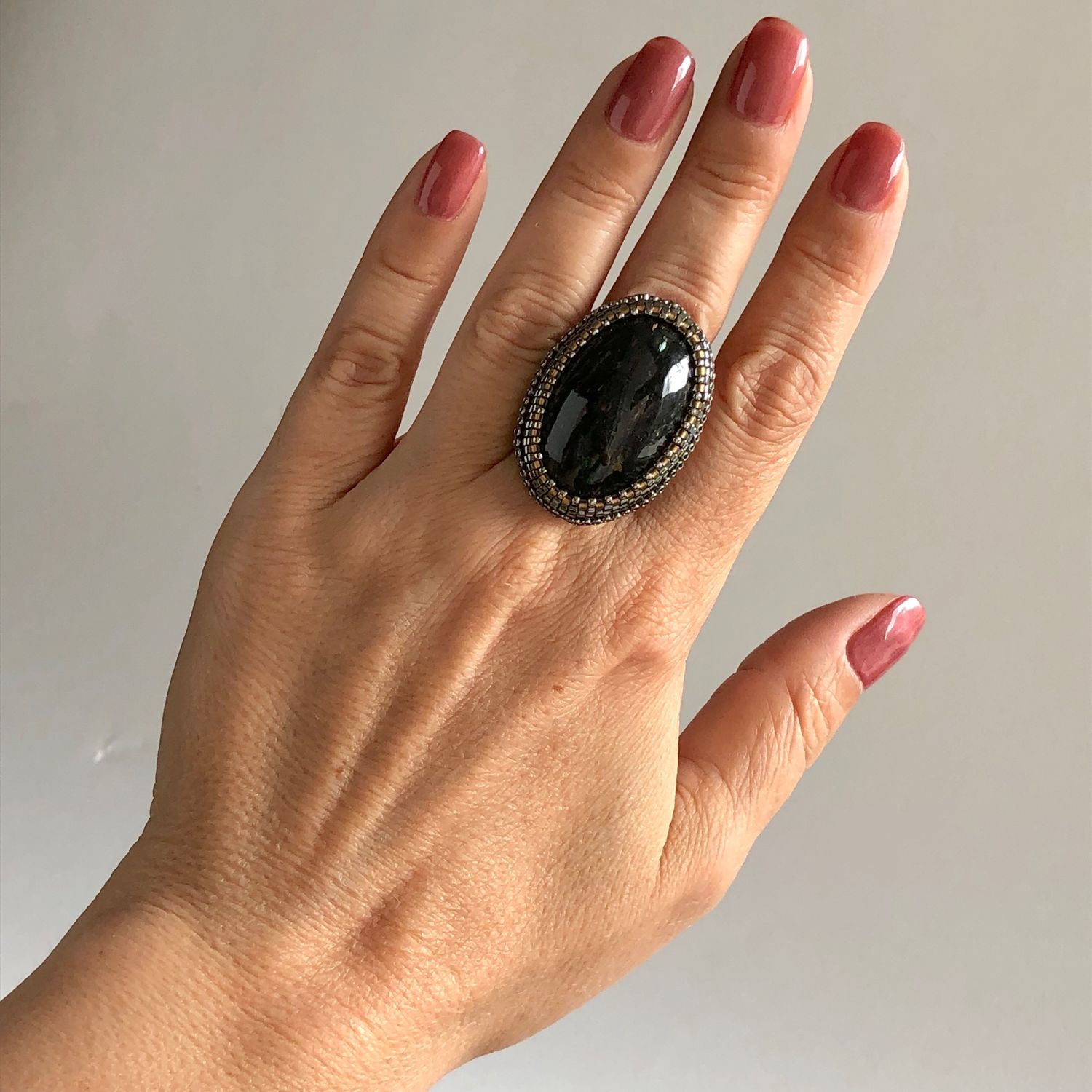 Кольцо с черным камушком