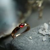 Серебряное кольцо с неоновым апатитом