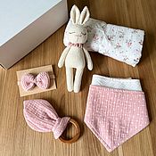 Подарочный набор для малыша: игрушка, пеленка, грызунок