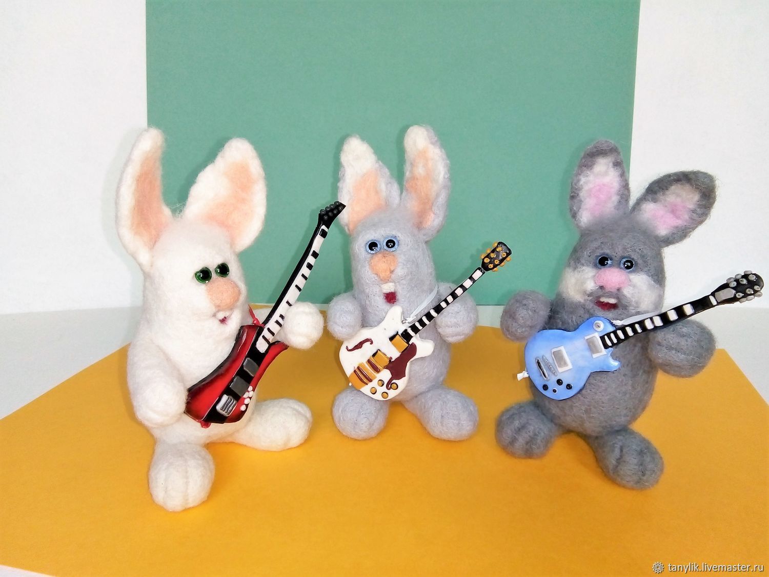 Зайчики поют песенки. Зайчик поет. Поющий заяц. Поющий зайчик игрушка. Игрушка поющий заяц коллекция.