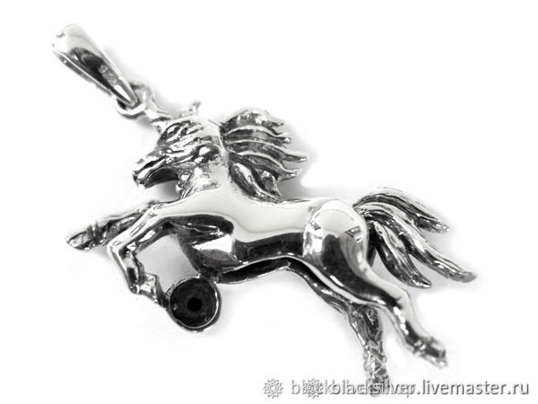 Хорс серебряный. Лошадь из серебра. Серебро лошадь медальон. Италь серебрян лошадь сувен купить.