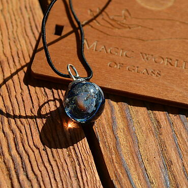 Украшения ручной работы. Ярмарка Мастеров - ручная работа Кулон: Галактика из стекла в технике лэмпворк (Вселенная). Handmade.