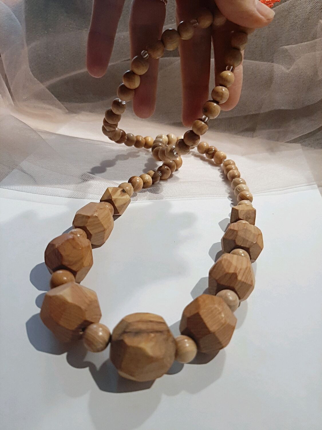 Бусы из можжевельника – купить онлайн на Ярмарке Мастеров – RIJVARU ...