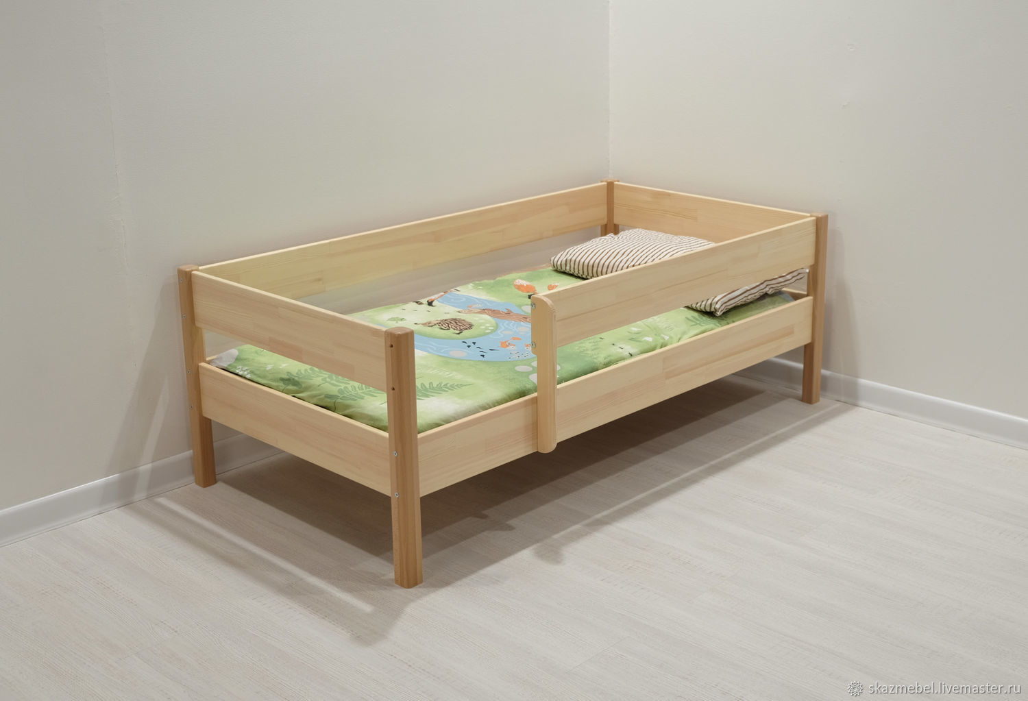 Детские кровати от 2 лет с бортиками. Детская кровать. Детская кроватьтс бортиком. Детская кровать с бортиком. Кровать детская деревянная.