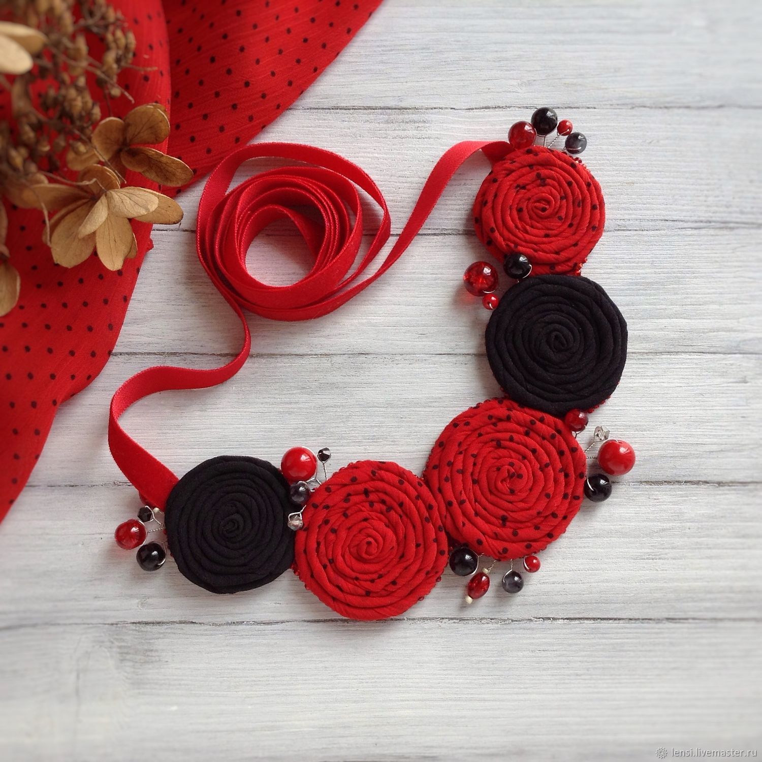 Колье из ткани красное в горошек с бусинами купить в интернет-магазине ...