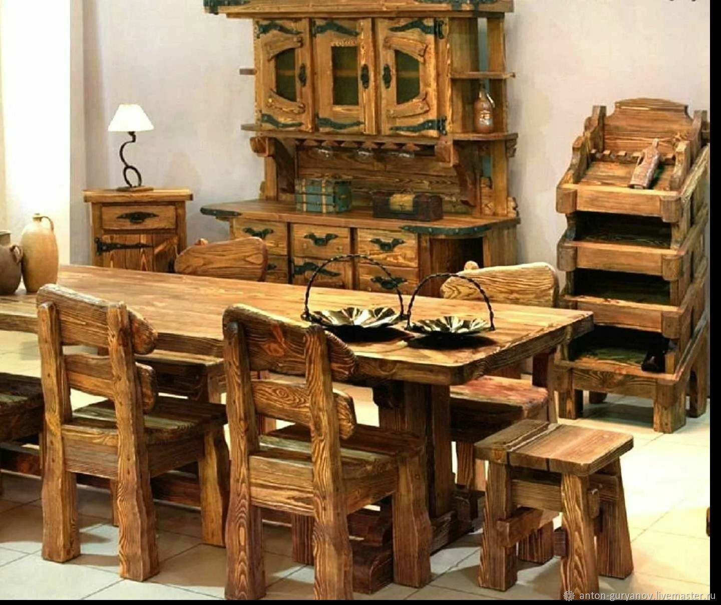 Круглый стол из массива дерева в Гусь-хрустальном