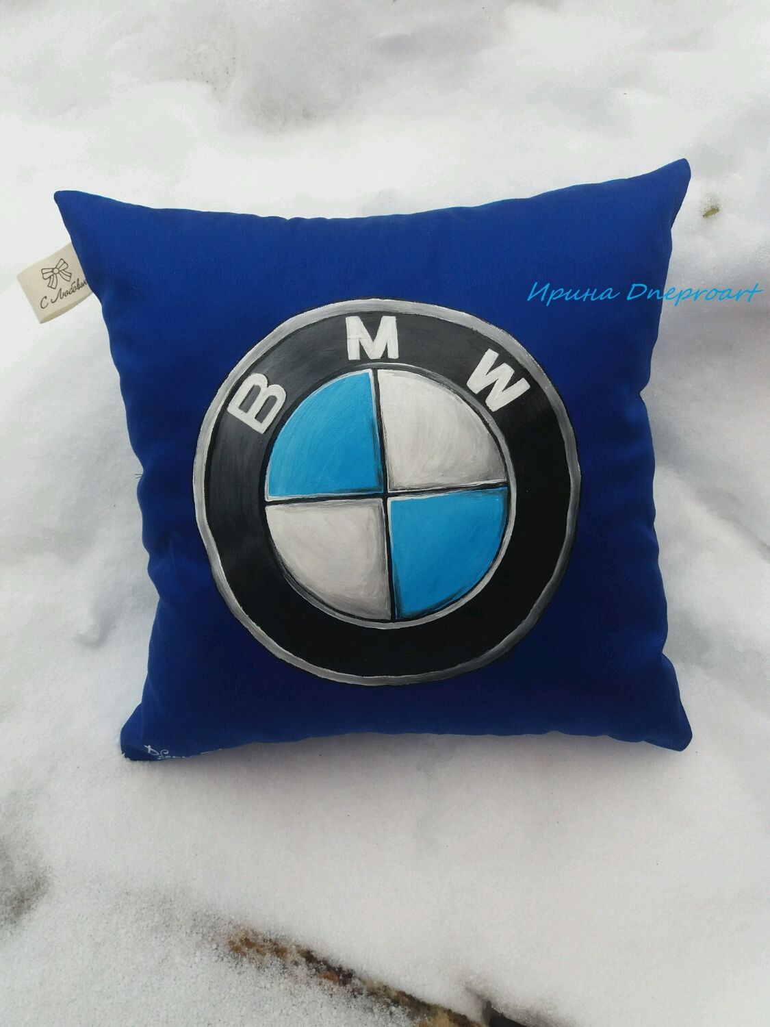 Купить подушки бмв. Подушка с логотипом BMW. Подушка БМВ В машину. Декоративные подушки с изображением автомобиля. Подушка БМВ круглая.