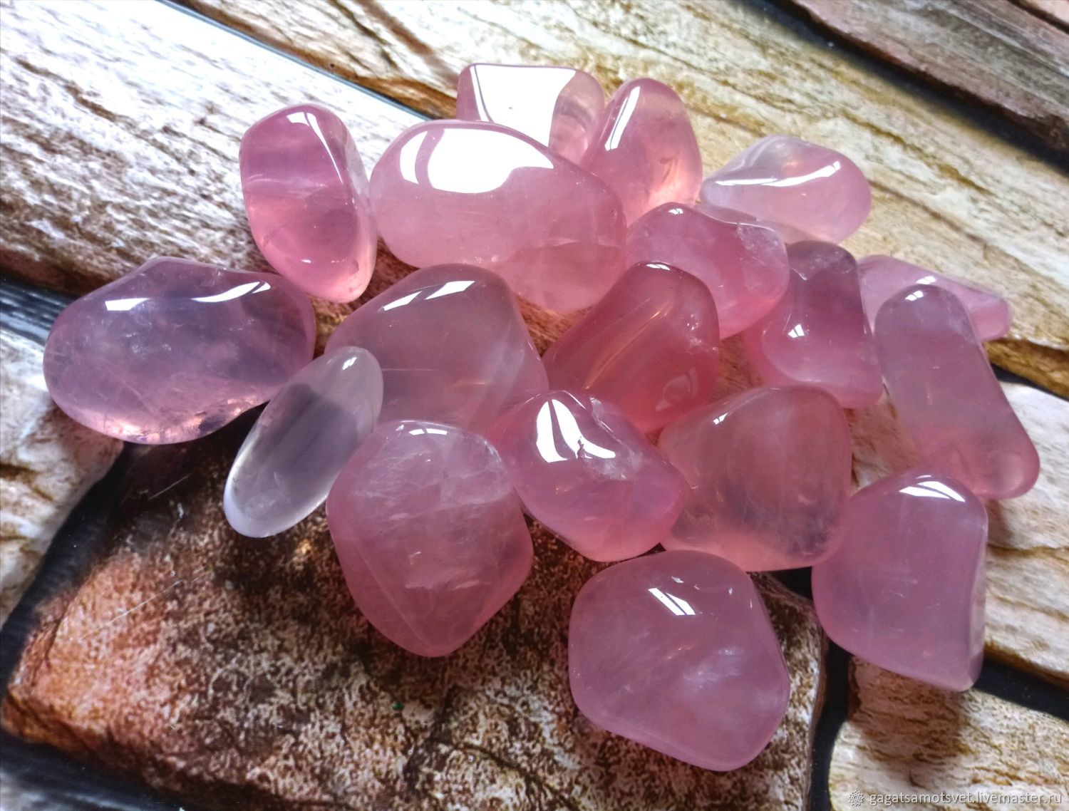 Розовые самоцветы. Розовый кварц минерал. Кварц поделочный камень. Полудрагоценные камни розовый кварц. Камни Самоцветы розовый кварц.