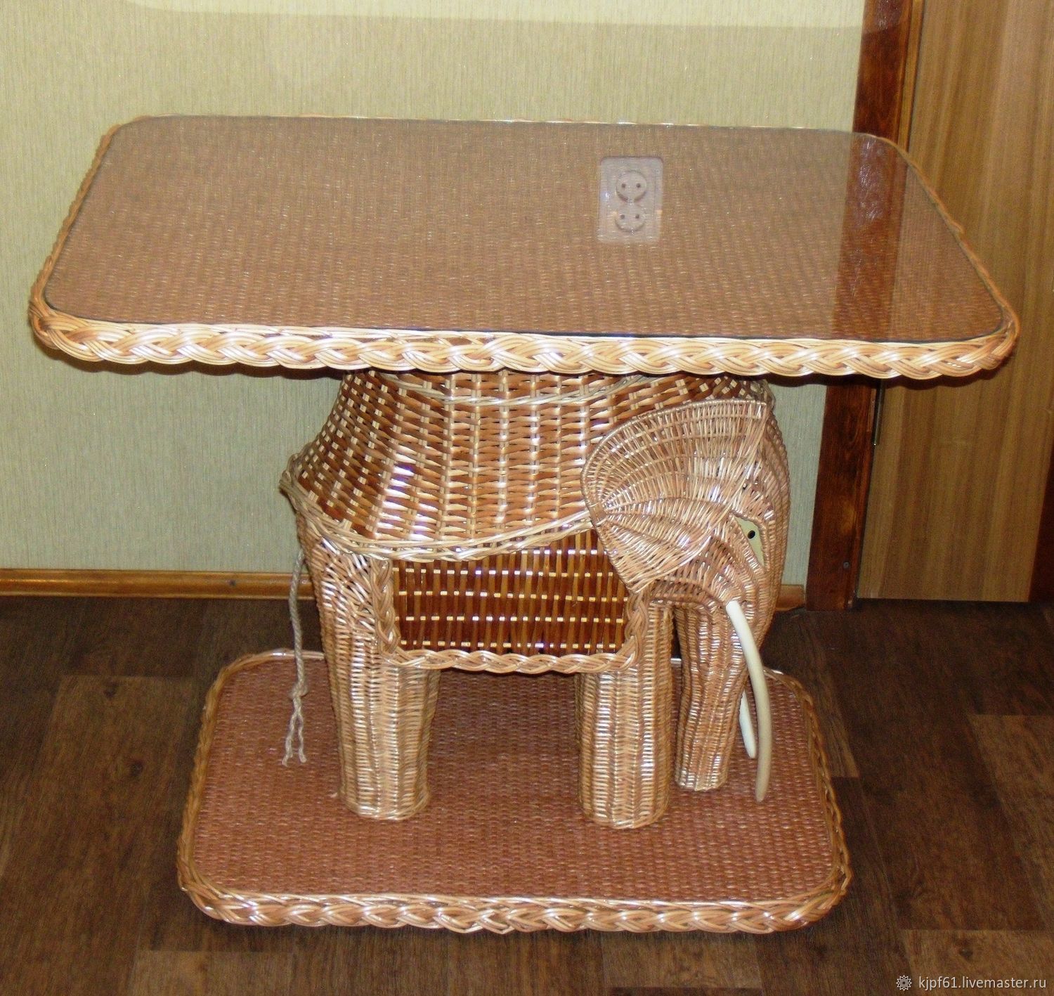 Стеклянный стол со слоном
