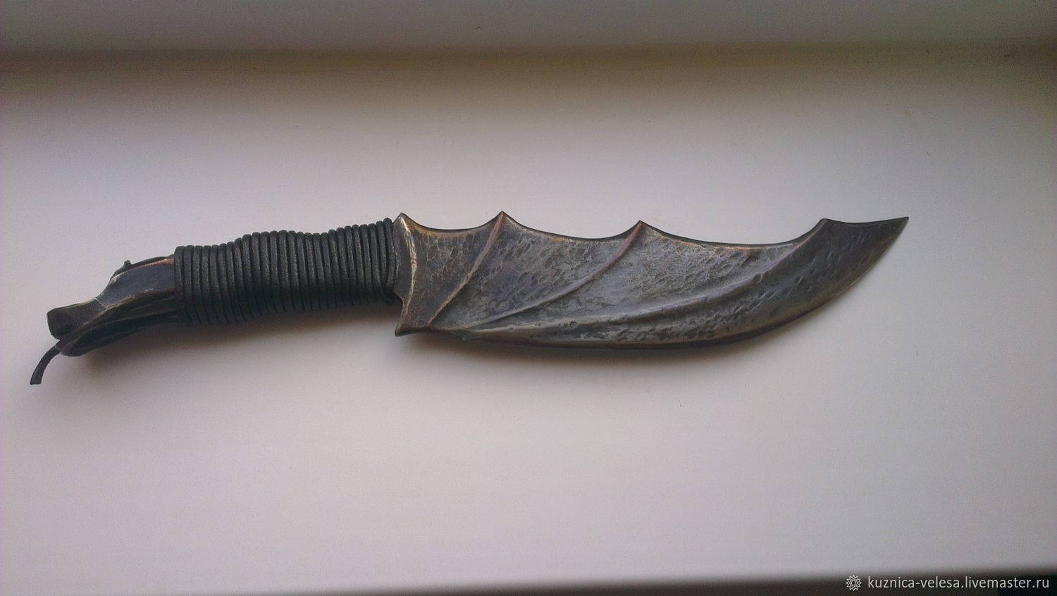 Нож кованый с двумя лезвиями