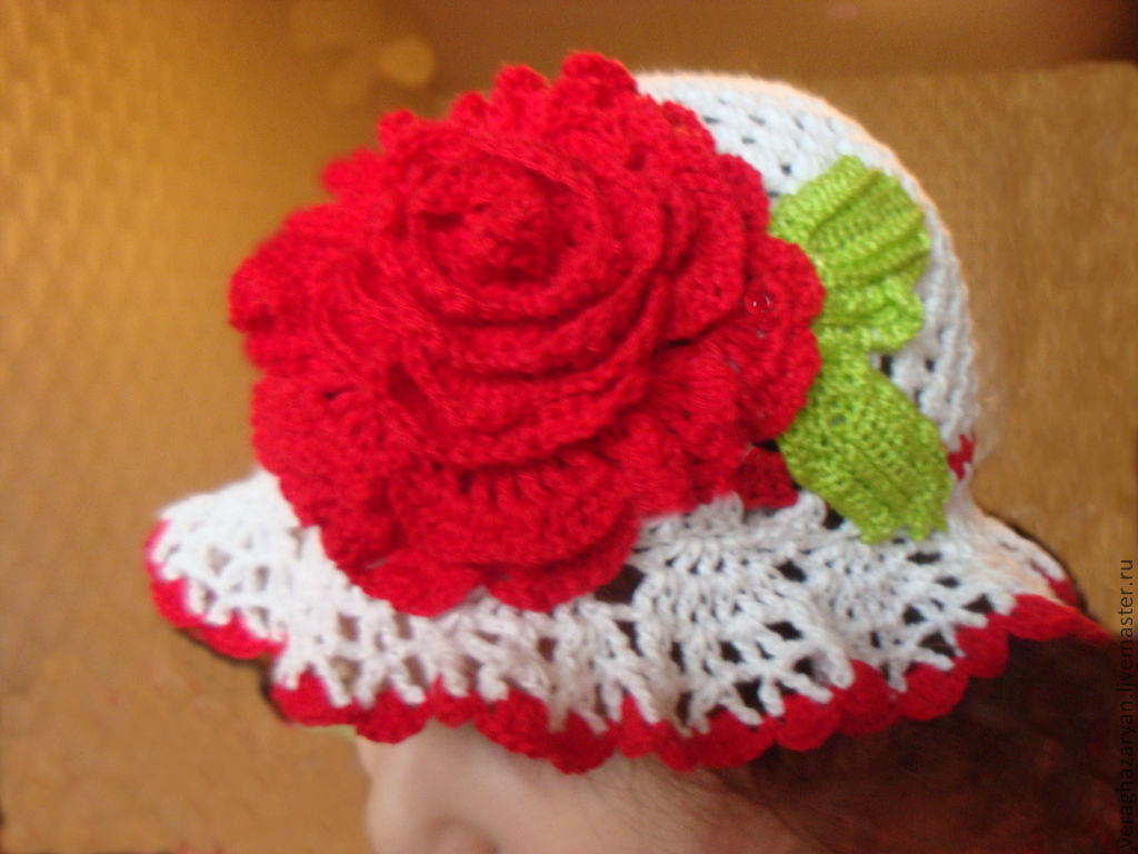 Шапочка розы. Шляпка с вязаными розами. Шапка зимняя с розочками. Шапка из роз крючком. Шапка с розами бежевая.