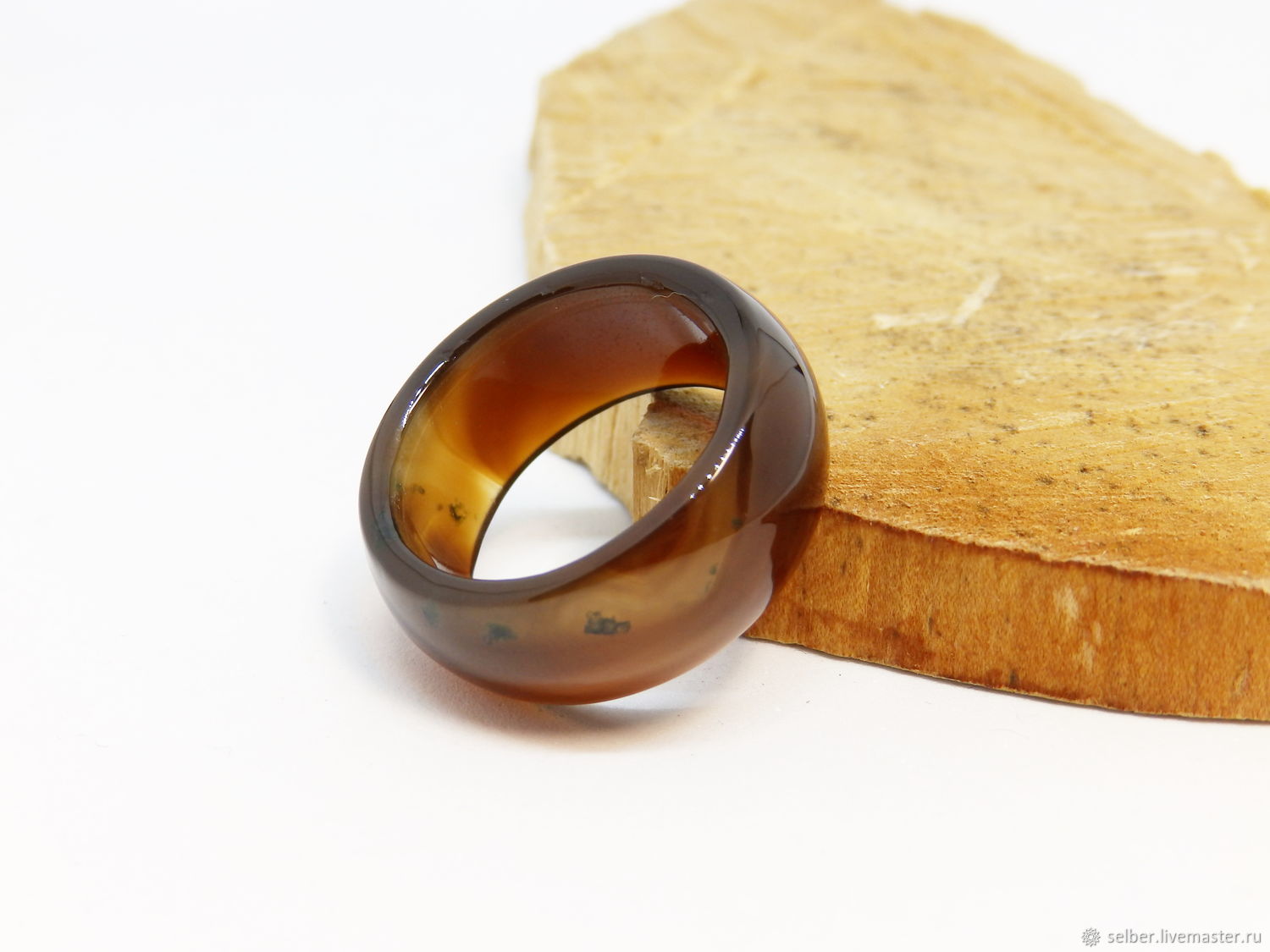 Кольцо с коричневым камнем