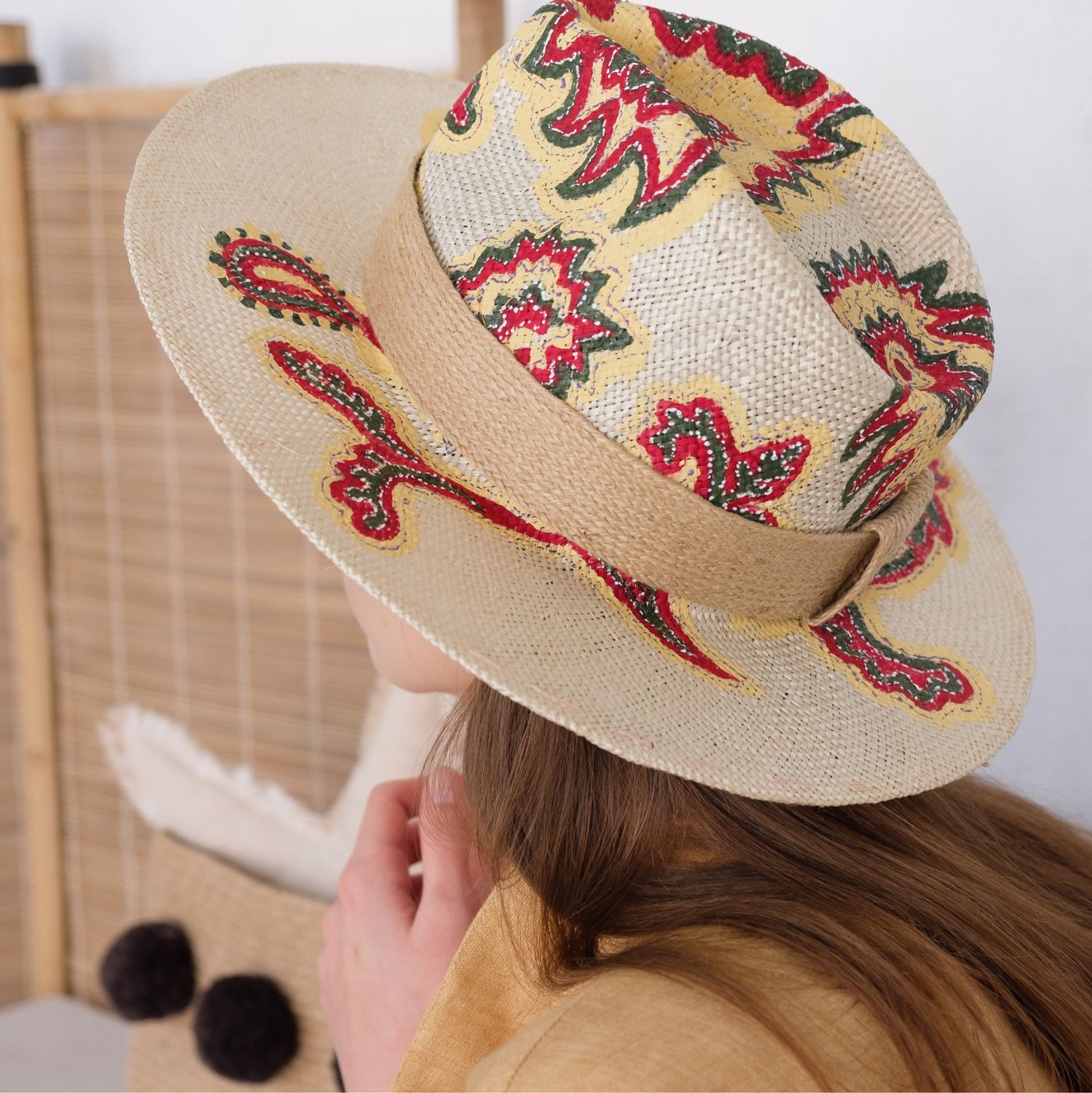 В большой соломенной шляпе расписанной чудесными цветами. Дизайнерские шляпки. Шляпа с принтом. Шляпки соломенные летние в итальянском стиле. Принт соломенная шляпа.