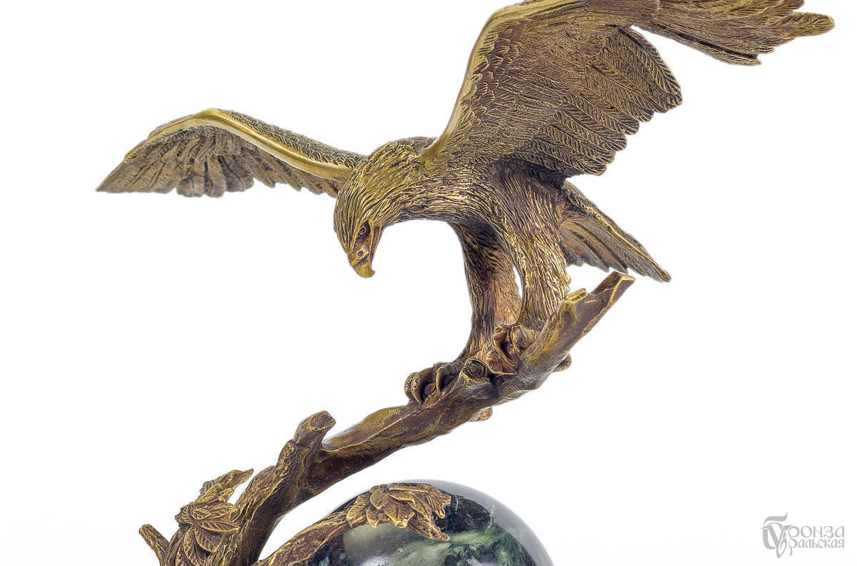 Орел на шаре. Статуэтка Орел. Орел на шаре статуэтка. Каменная фигурка орла. Орёл на шаре бронза.