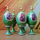 Пасхальные яйца с иконками Пасхальное яйцо `Изумруд` украшено золотыми коронами из бусин и ликами богородицы.