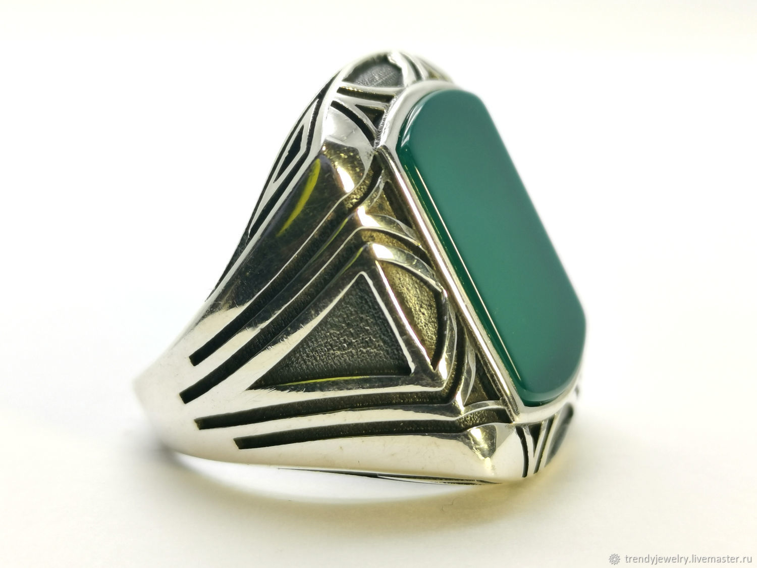 мужское кольцо с зеленым камнем
