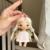 Миниатюрная кукла 10 см из ткани в бирюзовом сарафане и в панамке