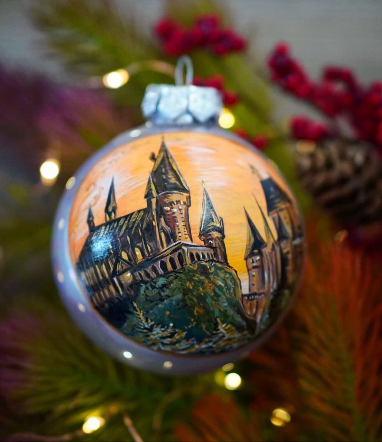 Хогвартс в шаре. Слизерин новогодний шар. Значки Хогвартса Рождественские шары.