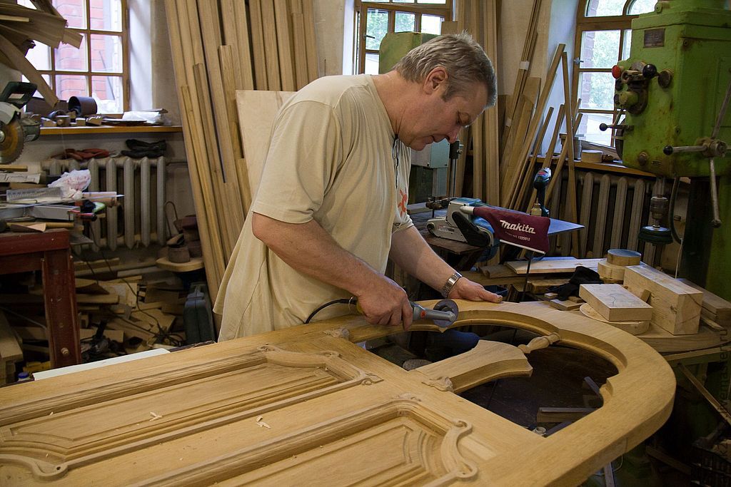 Изготавливается мебель. Столярные изделия по дереву. Столяр по дереву. Изготовление деревянных изделий. Столярка изделия из дерева.