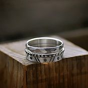 Тонкое серебряное кольцо с солнечным камнем ручной работы