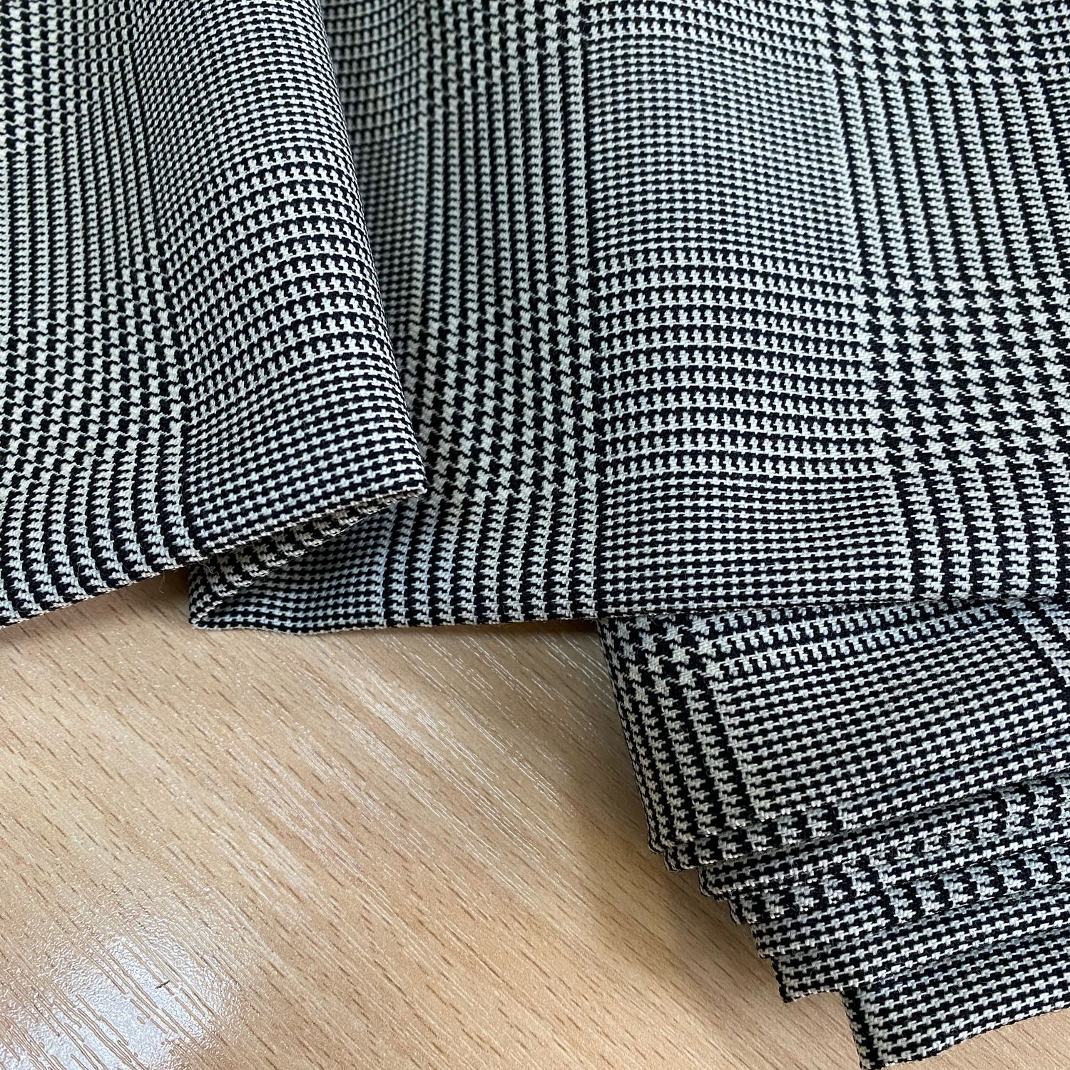 Костюмная шерсть с шелком черно белая гусиная лапка и гленчек. Италия ...