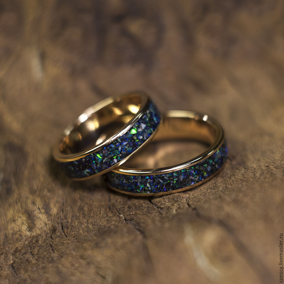 Кольцо с крошкой. Космические обручальные кольца. Обручальные кольца с камнями. Синие обручальные кольца. Синие Свадебные кольца.