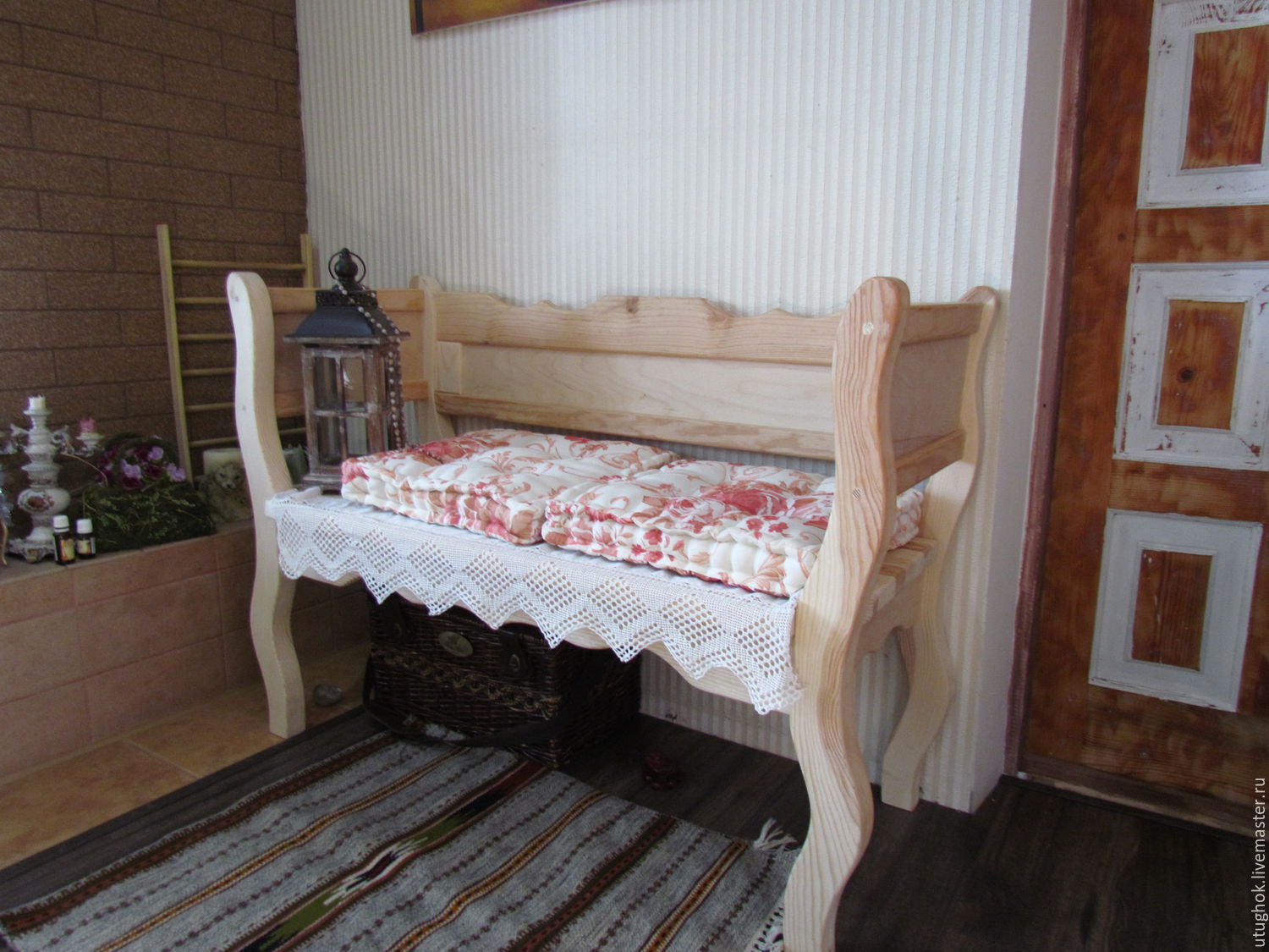 Деревянный угловой диван для бани