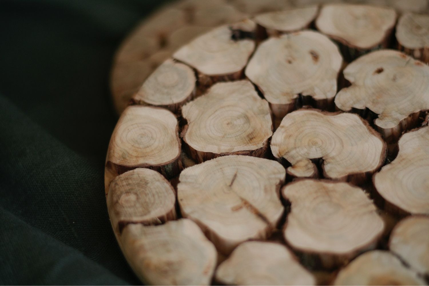 Подставка под горячее из спилов дерева. Подставка из березы. Подставка под горячее из дерева. Подставка под горячее из спилов. Деревянная подставка под горячее из дерева.