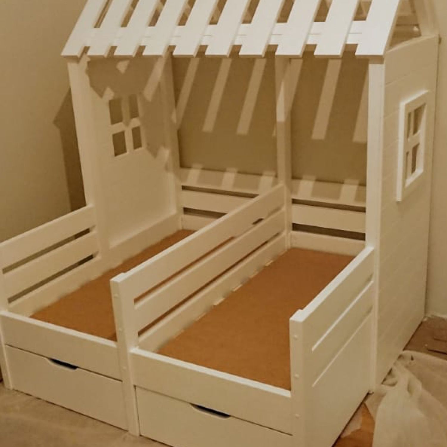 Детская кровать домик с окошками