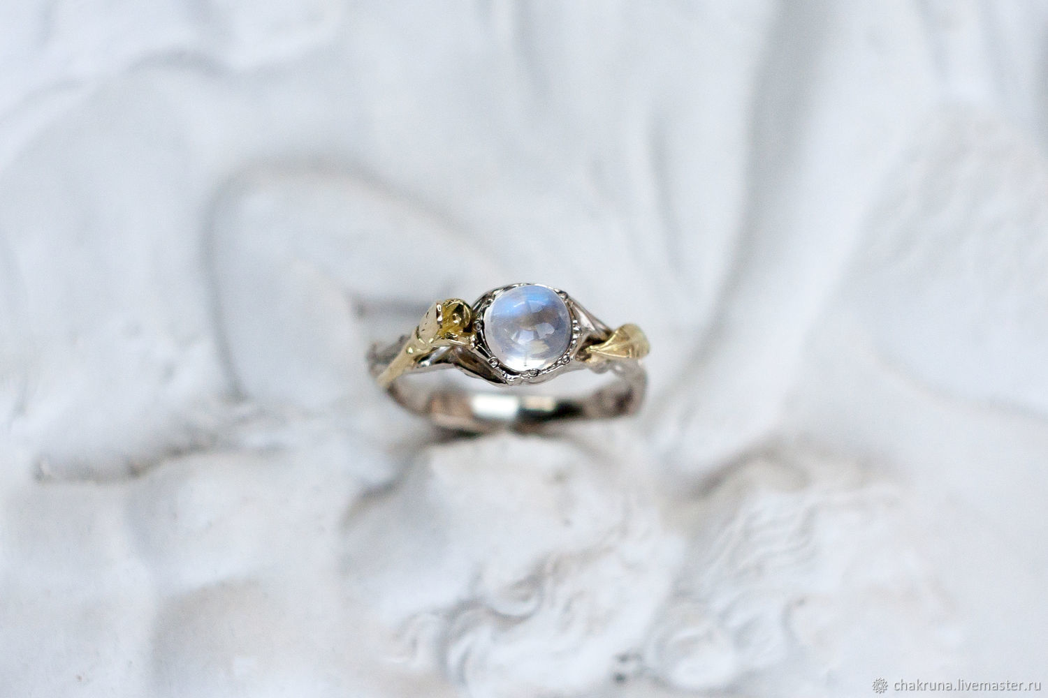 Кольцо из белого камня с золотом