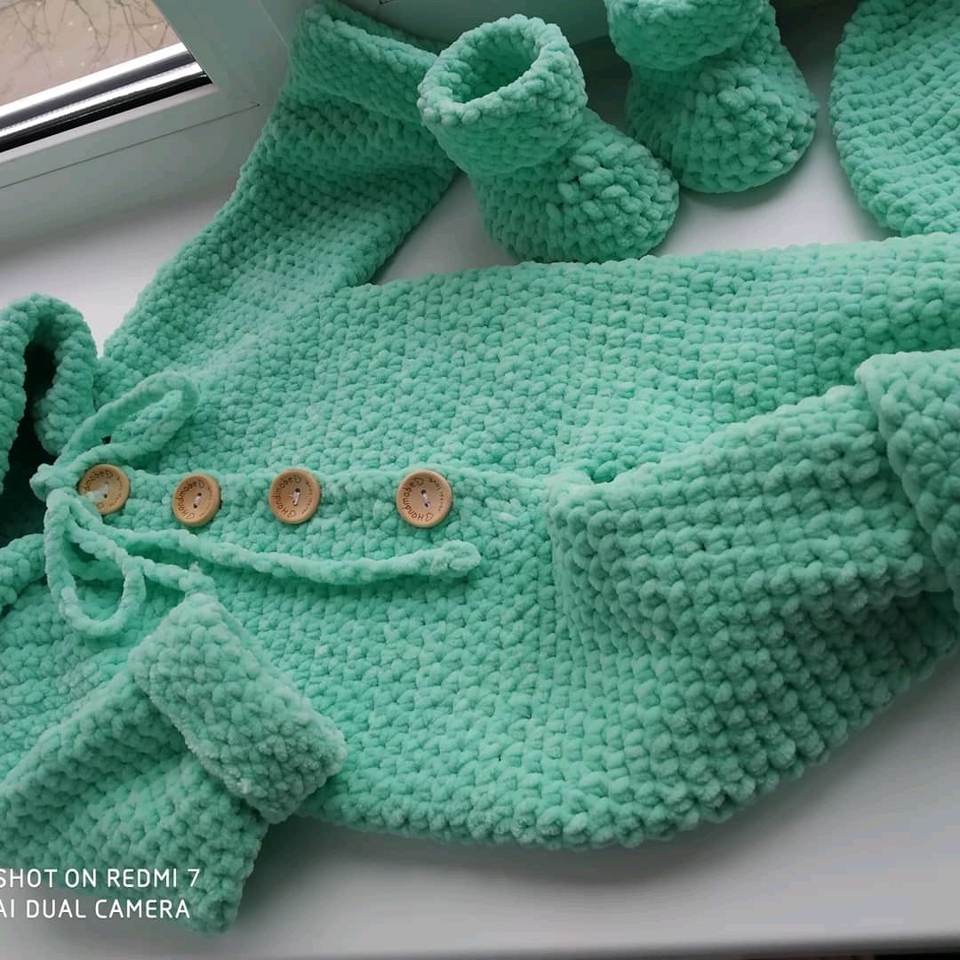 Купить вязаные детские комбинезоны и шапочки для новорожденных малышей от Luxury Baby