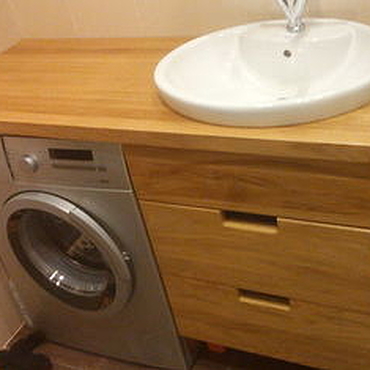 Мебель для ванной из массива дерева: преимущества, недостатки, особенности