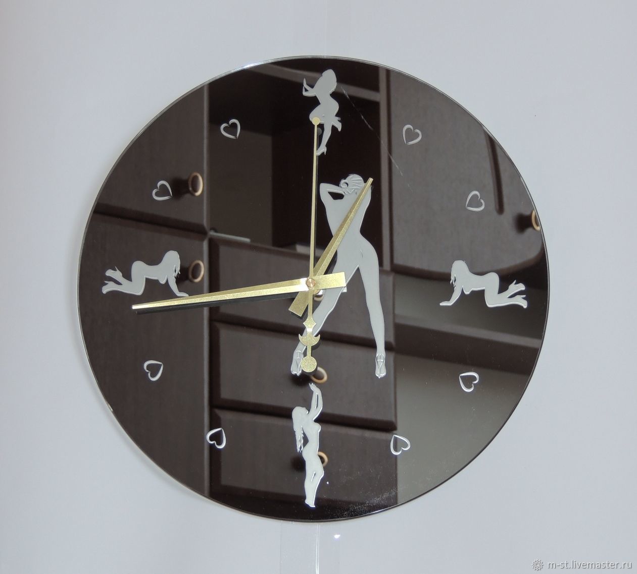 Часы настенные с зеркальным циферблатом