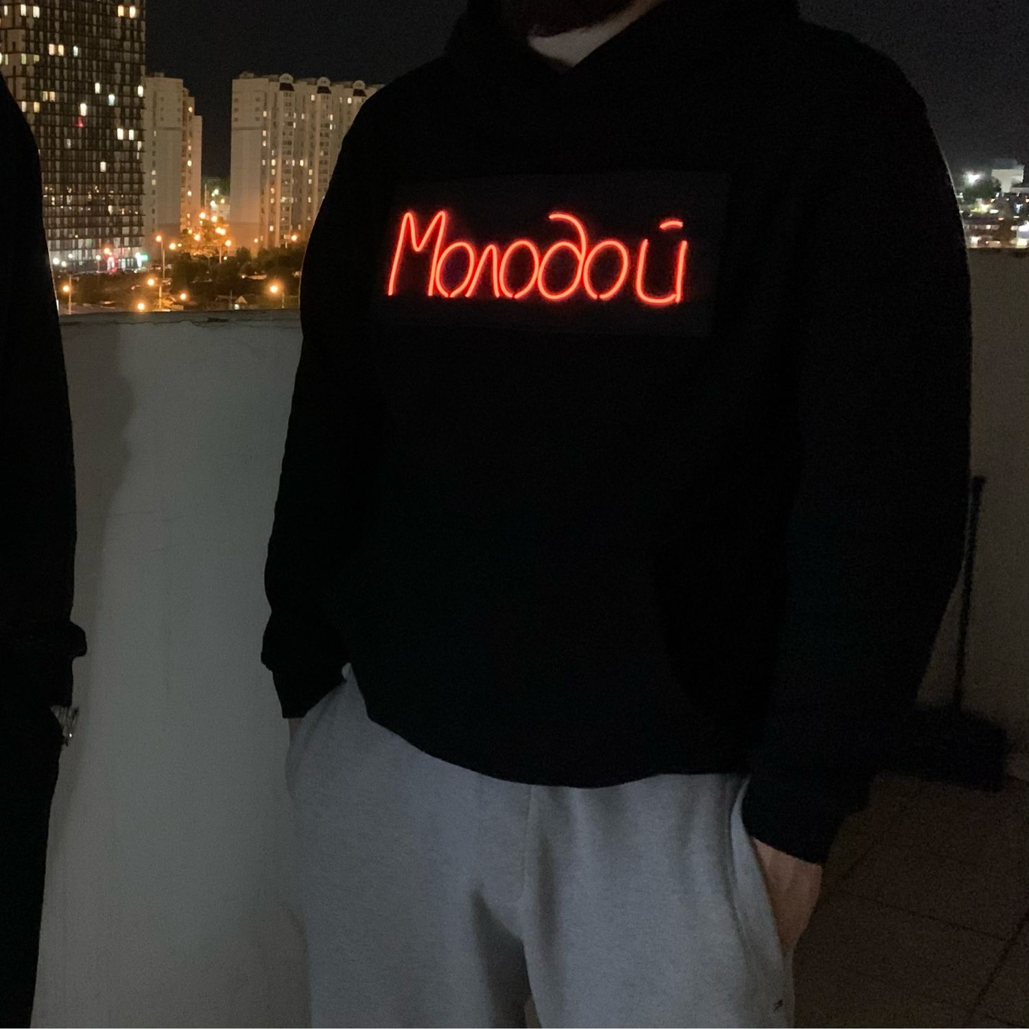 худи с неоновой надписью. неоновые худи с надписью. толстовка с неоновой надписью. неоновое худи. худи с неоновой подсветкой.