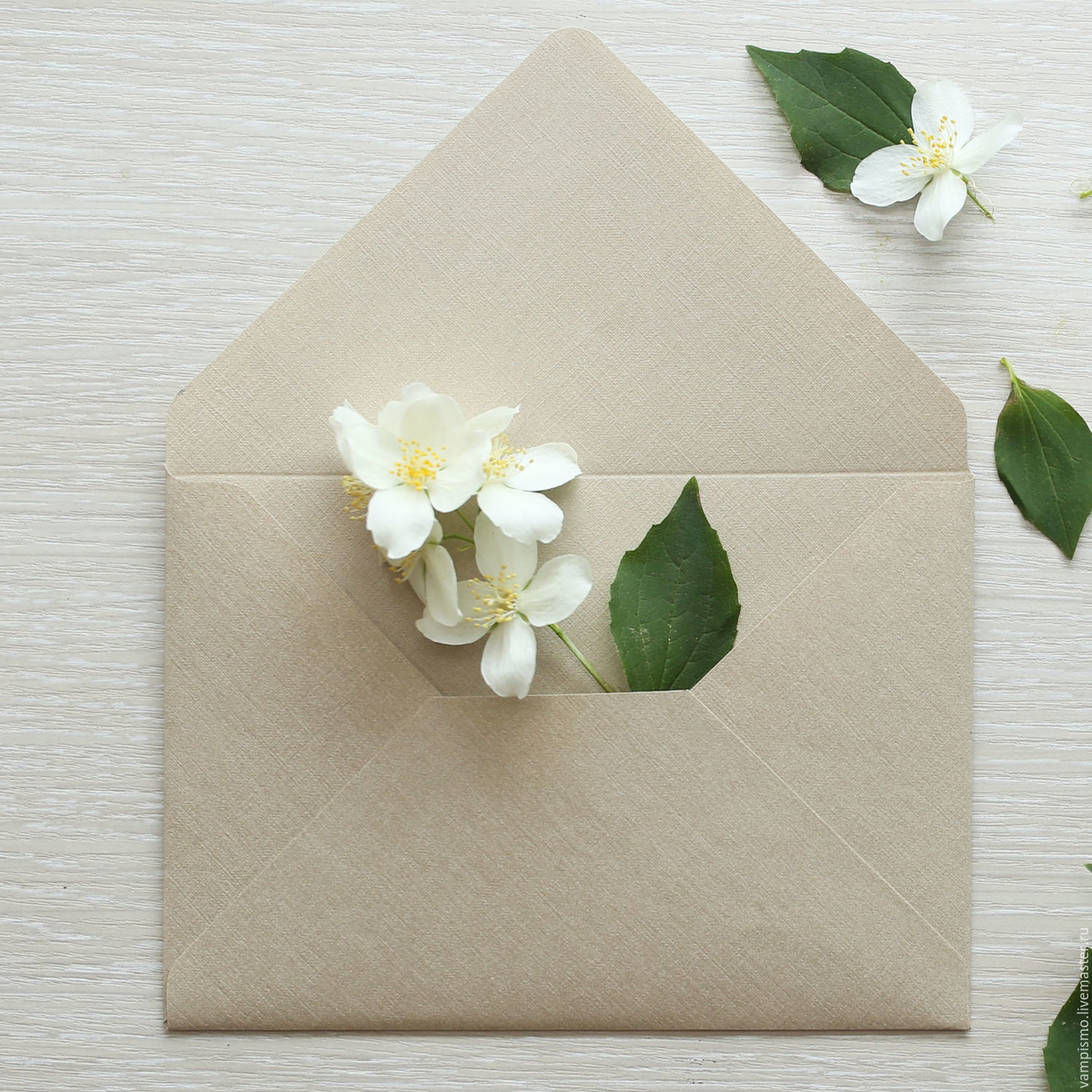 Конверты бумажные купить. Бумажный конверт. Дизайнерские конверты. Конверт из дизайнерского картона. Бежевый конверт.