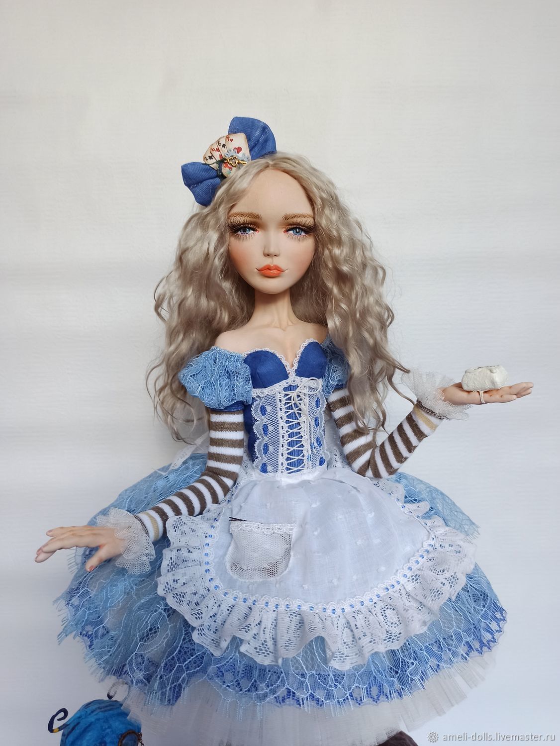 Alice buy. Алиса в стране чудес кукла Алиса. Алиса в стране чудес авторские куклы. Текстильная кукла Алиса в стране чудес.