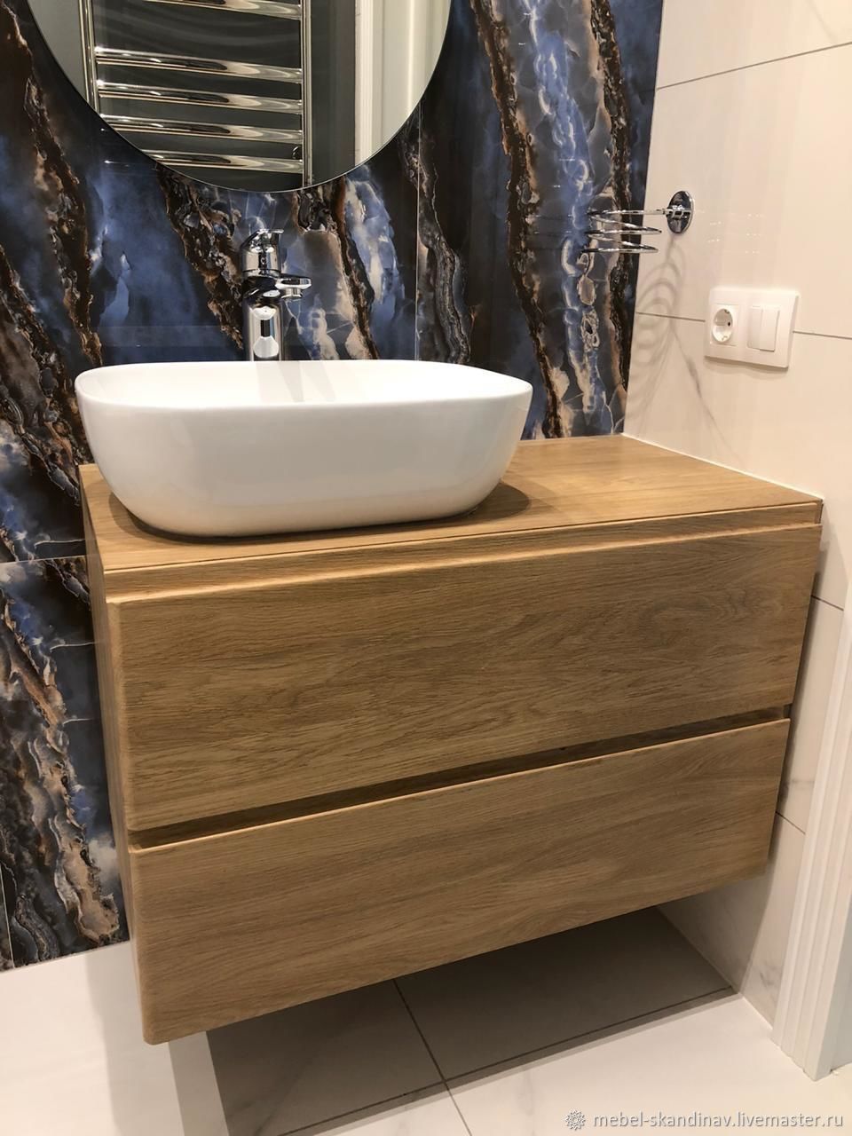 Тумбочка навесная в ванную комнату