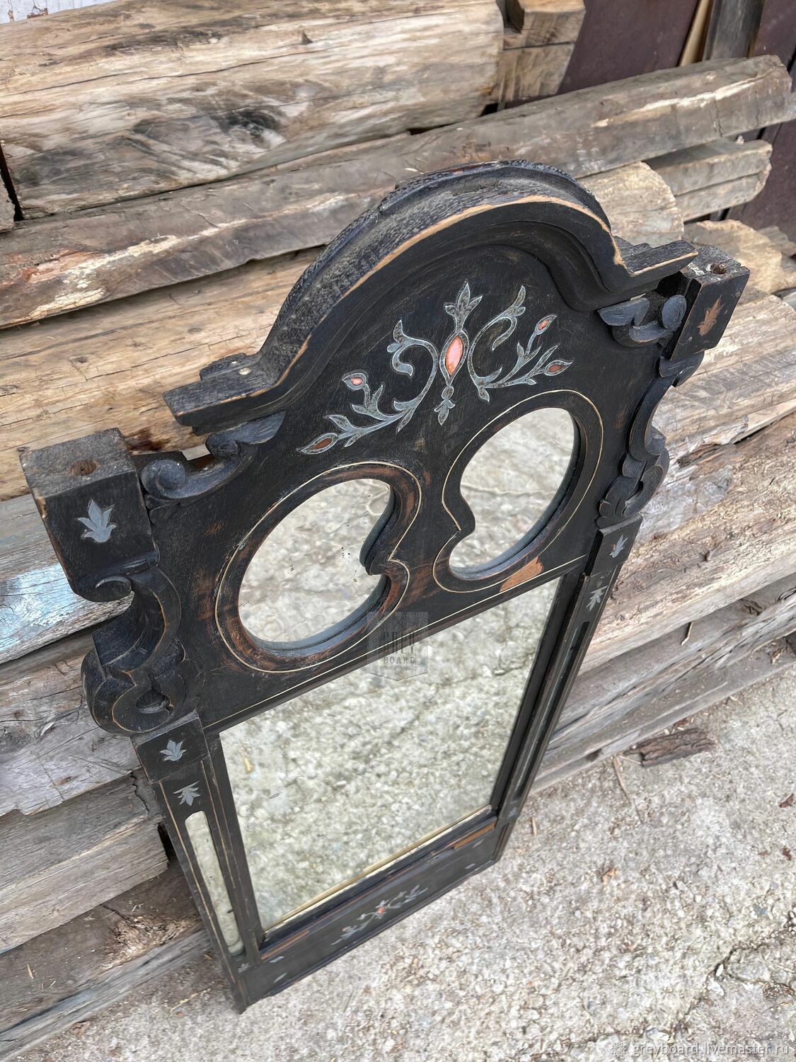 Старинное зеркало в деревянной раме со столиком