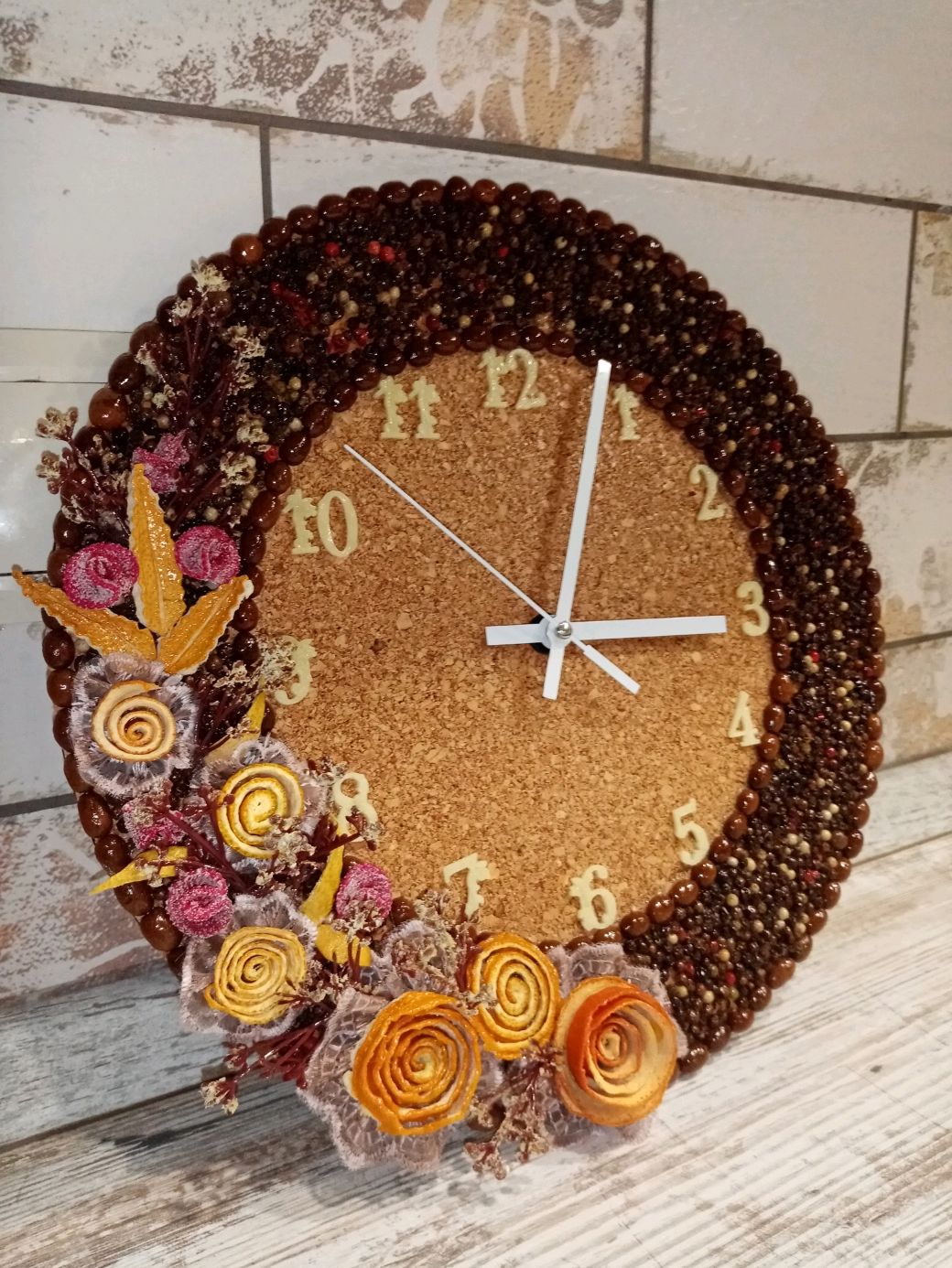 Часы украшенные кофейными зернами