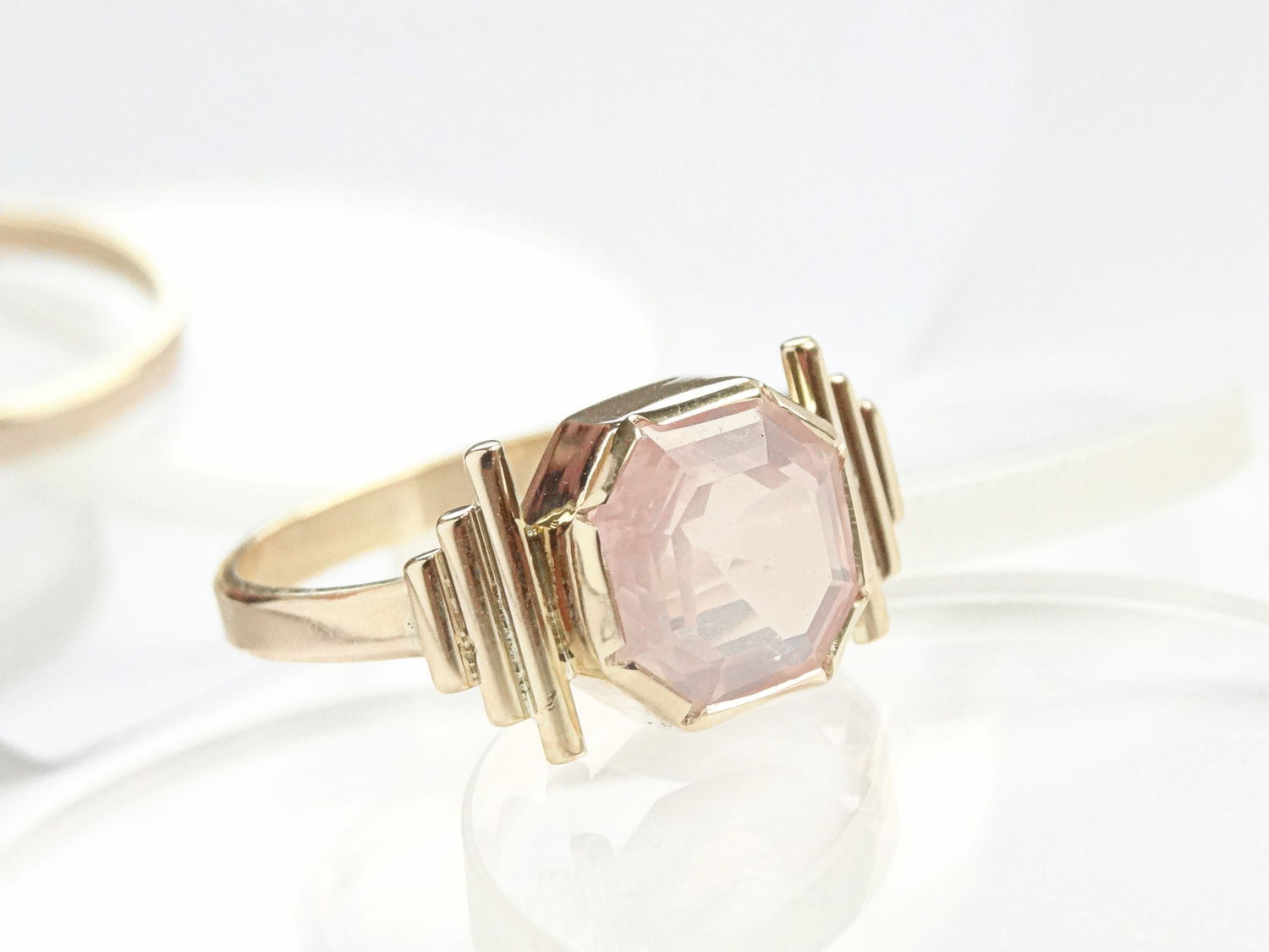 Розовый кварц с золотом. Кольцо золотое с розовым кварцем 585. Золотое кольцо с кварцем 585. Montblanc кольцо кварц. Золотое кольцо с звздным розовым кварцем.