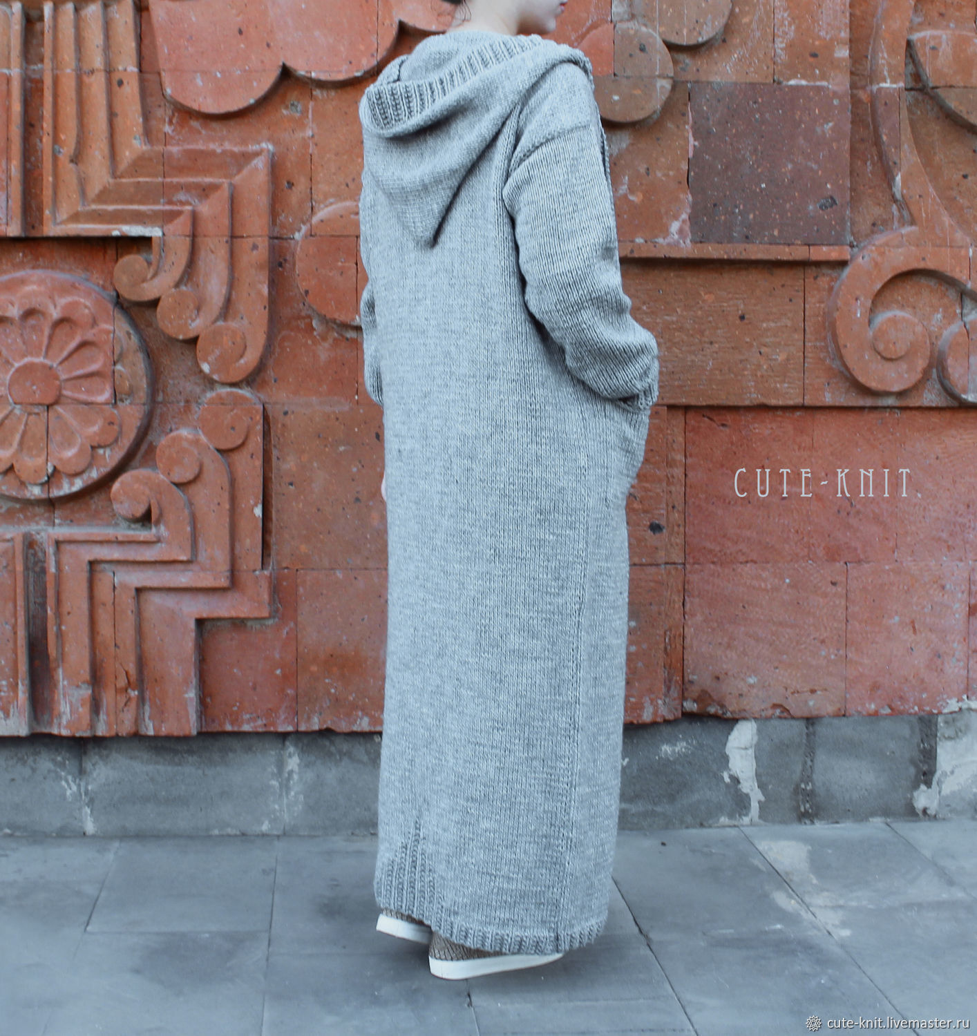 Вязаное пальто с капюшоном женское