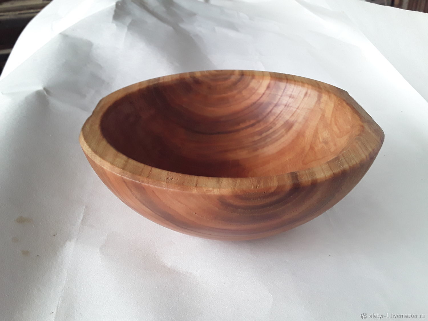 Тарелка пятигорск. Деревянная посуда. Современная деревянная посуда. Миска из дерева ассиметричная. Посуда из дерева вскрытая лаком.