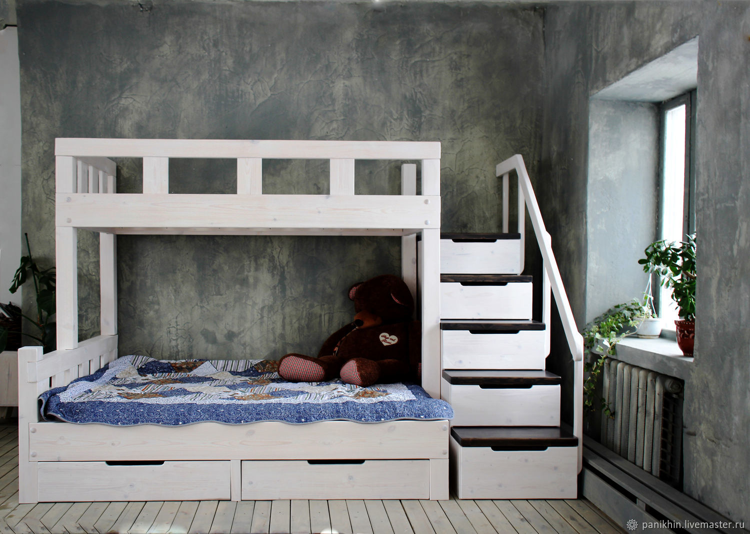 двухэтажная кровать из массива с лестницей комодом